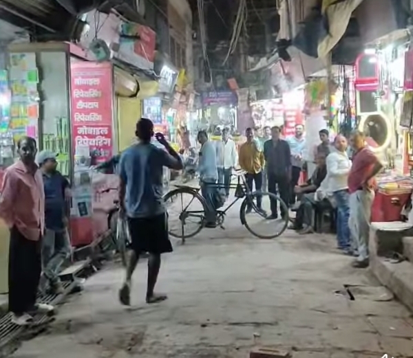 دال منڈی میں دکانداروں نے محکمہ تعمیرات عامہ اور محکمہ ریونیو کے اہلکاروں کے خلاف احتجاج کیا دال منڈی میں دکانداروں نے محکمہ تعمیرات عامہ اور محکمہ ریونیو کے اہلکاروں کے خلاف احتجاج کیا