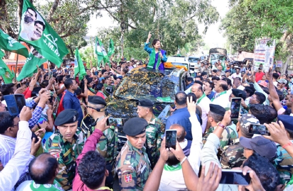 کلپنا سورین نے جے ایم ایم امیدوار کی حمایت میں روڈ شو کیا کلپنا سورین نے جے ایم ایم امیدوار کی حمایت میں روڈ شو کیا