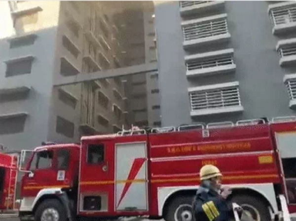 سورت کی راج ٹیکسٹائل مارکیٹ میں زبردست آگ لگی، 22 سے زیادہ فائر بریگیڈ کی گاڑیاں جائے وقوع پر موجود سورت کی راج ٹیکسٹائل مارکیٹ میں زبردست آگ لگی، 22 سے زیادہ فائر بریگیڈ کی گاڑیاں جائے وقوع پر موجود