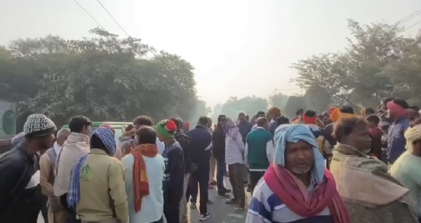 نوجوان کے قتل کے بعد گاؤں والوں نے سڑک جام کیا نوجوان کے قتل کے بعد گاؤں والوں نے سڑک جام کیا