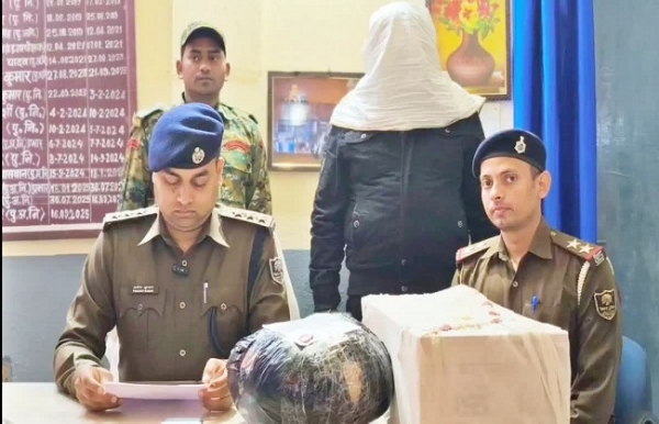 پولٹری فارم پر پہنچی پولیس تو اڑ گئے ہوش، پانی ٹنکی سے اسلحہ اور چرس برآمد پولٹری فارم پر پہنچی پولیس تو اڑ گئے ہوش، پانی ٹنکی سے اسلحہ اور چرس برآمد