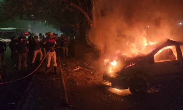 گیراج میں آگ بھڑک اٹھی، کار اور گاڑی جل گئی گیراج میں آگ بھڑک اٹھی، کار اور گاڑی جل گئی