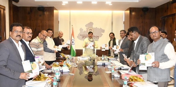 وزیر اعلیٰ ڈاکٹر موہن یادو نے محکمانہ نیوز لیٹر اور ماحولیات سے ہم آہنگی بروشر کا کیا اجرا وزیر اعلیٰ ڈاکٹر موہن یادو نے محکمانہ نیوز لیٹر اور ماحولیات سے ہم آہنگی بروشر کا کیا اجرا