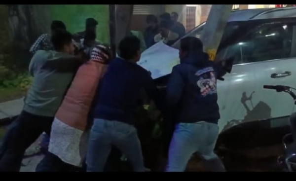 ایک تیز رفتاراور بے قابو کار نے ٹھیلے والوں کو ٹکر ماری، نصف درجن لوگ زخمی ایک تیز رفتاراور بے قابو کار نے ٹھیلے والوں کو ٹکر ماری، نصف درجن لوگ زخمی