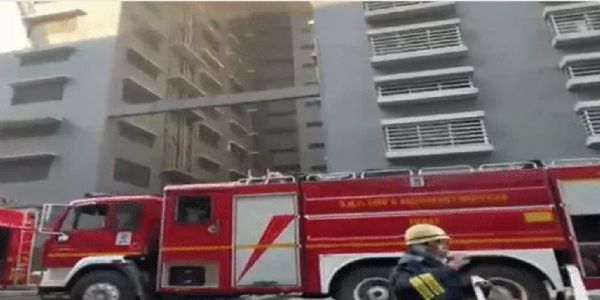 سورت کی راج ٹیکسٹائل مارکیٹ میں زبردست آگ لگی، 22 سے زیادہ فائر بریگیڈ کی گاڑیاں جائے وقوع پر موجود