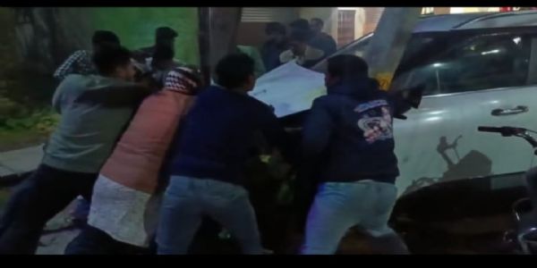 ایک تیز رفتاراور بے قابو کار نے ٹھیلے والوں کو ٹکر ماری، نصف درجن لوگ زخمی