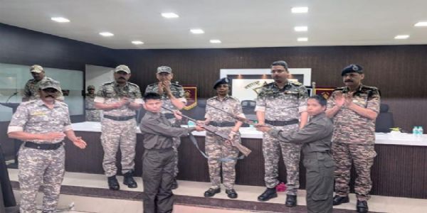 گڈچرولی میں نکسلیوں کی اجتماعی خودسپردگی، 82 لاکھ روپے انعام یافتہ نکسلی پولیس کے سامنے پیش