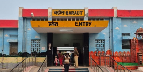 باغپت، یوپی میں ریلوے ٹریک پر کھمبا لگا کر ٹرین الٹانے کی سازش ناکام باغپت، یوپی میں ریلوے ٹریک پر کھمبا لگا کر ٹرین الٹانے کی سازش ناکام