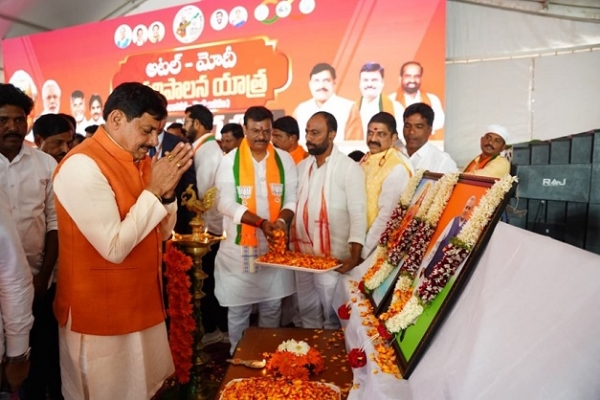 وزیر اعلیٰ ڈاکٹر موہن یادو نے آندھرا پردیش کے دھرماورم میں سابق وزیر اعظم آنجہانی اٹل جی کی تصویر پر خراج عقیدت پیش کیا وزیر اعلیٰ ڈاکٹر موہن یادو نے آندھرا پردیش کے دھرماورم میں سابق وزیر اعظم آنجہانی اٹل جی کی تصویر پر خراج عقیدت پیش کیا