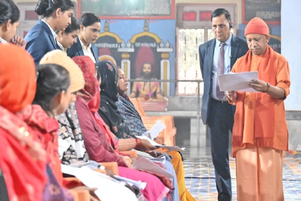 ہم ضرورت مندوں کےلئے رہائش اور بیماروں کے علاج کا بندوبست کریں گے: وزیر اعلیٰ یوگی ہم ضرورت مندوں کےلئے رہائش اور بیماروں کے علاج کا بندوبست کریں گے: وزیر اعلیٰ یوگی