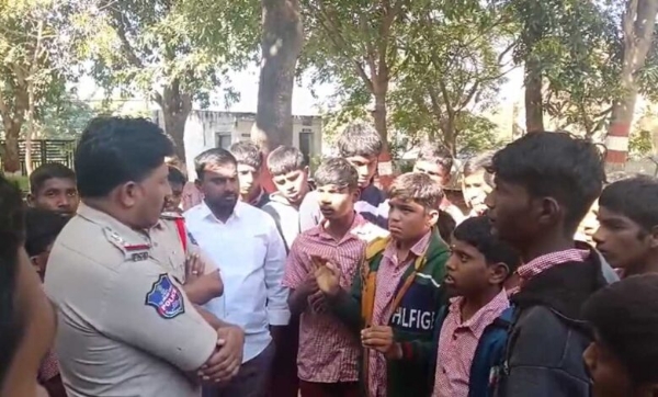 ہاسٹل میں ناقص انتطامات پر طلبہ نے کی شاہ میر پیٹ پولیس سے شکایت ہاسٹل میں ناقص انتطامات پر طلبہ نے کی شاہ میر پیٹ پولیس سے شکایت