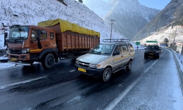 وادی کشمیر میں سردی کی لہر جاری، پلوامہ اور شوپیاں سرد ترین، زوجیلا منجمد، مائنس 18 ڈگری سیلسیس ریکارڈ کیا گیا وادی کشمیر میں سردی کی لہر جاری، پلوامہ اور شوپیاں سرد ترین، زوجیلا منجمد، مائنس 18 ڈگری سیلسیس ریکارڈ کیا گیا