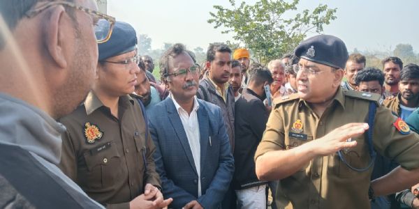 موٹر سائیکل پر اسکول جا رہے بھائی اور دو سگی بہنوں کی سڑک حادثہ میں موت۔