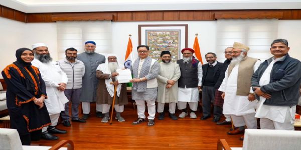 آل انڈیا مسلم پرسنل لا بورڈ کے وفد کی مرکزی وزیر برائے اقلیتی امور سے ملاقات