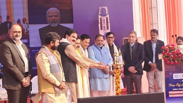 مرکزی وزیر سونووال نے وارانسی میں ملک کے پہلے ہائیڈروجن سے چلنے والے جہاز کو جھنڈی دکھا کر روانہ کیا مرکزی وزیر سونووال نے وارانسی میں ملک کے پہلے ہائیڈروجن سے چلنے والے جہاز کو جھنڈی دکھا کر روانہ کیا