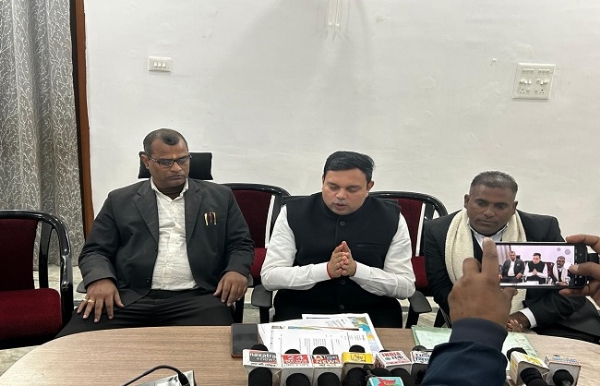 فرضی ووٹر کے نام شامل کرنے کا لگایاالزام فرضی ووٹر کے نام شامل کرنے کا لگایاالزام