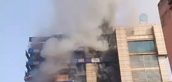 گوہاٹی میں 33 گھنٹے سے لگی آگ کو بجھانے کی کوششیں جاری گوہاٹی میں 33 گھنٹے سے لگی آگ کو بجھانے کی کوششیں جاری