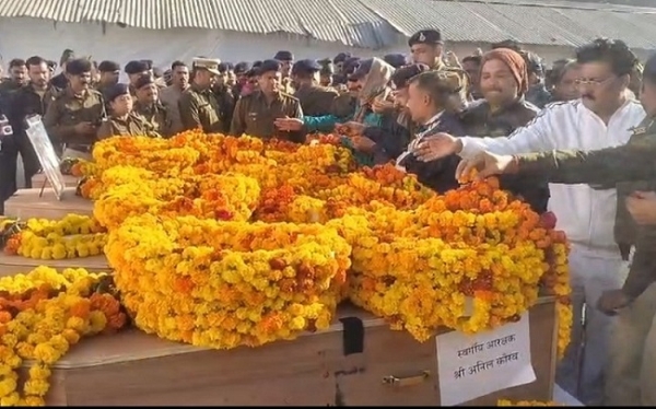 مرینا میں جوانوں کو خراج عقیدت پیش کرتے ہوئے مرینا میں جوانوں کو خراج عقیدت پیش کرتے ہوئے