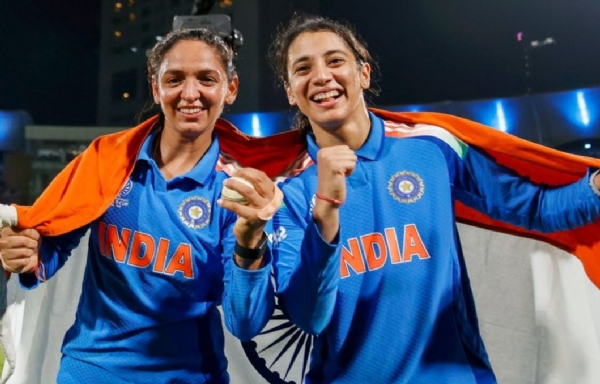 مندھانا نے کپتان ہرمن پریت کور کے اعزاز میں اسٹینڈ کا نام رکھنے پر مبارکباد دی مندھانا نے کپتان ہرمن پریت کور کے اعزاز میں اسٹینڈ کا نام رکھنے پر مبارکباد دی