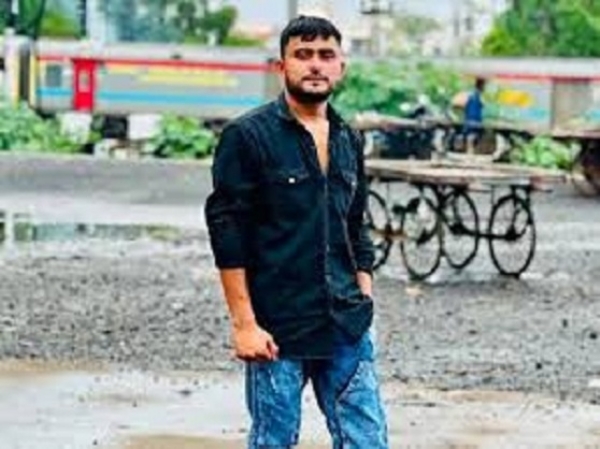 بھوپال میں شادی سے واپس آ رہے نوجوان پر جان لیوا حملہ، بدمعاشوں نے ماری گولی، بہن اور بیوی کو بھی چاقو مارے بھوپال میں شادی سے واپس آ رہے نوجوان پر جان لیوا حملہ، بدمعاشوں نے ماری گولی، بہن اور بیوی کو بھی چاقو مارے