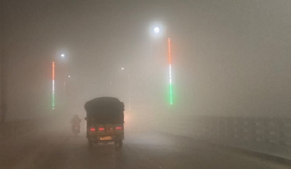 Up_-Fog_-descends_Varanasi Up_-Fog_-descends_Varanasi