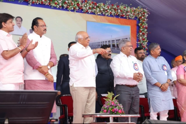 وزیر اعلیٰ نے سورت میں ریاست کے پہلے ایلیویٹیڈ مارکیٹ یارڈ کا افتتاح کیا۔ وزیر اعلیٰ نے سورت میں ریاست کے پہلے ایلیویٹیڈ مارکیٹ یارڈ کا افتتاح کیا۔