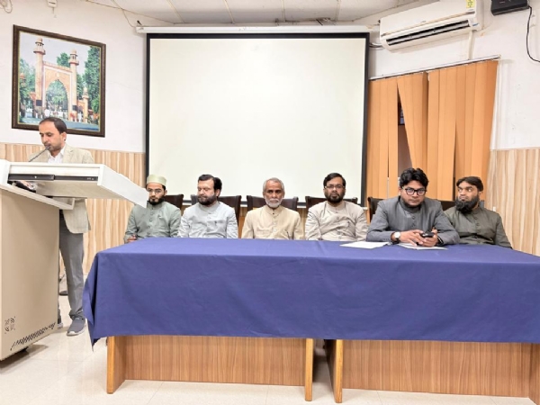 مقالہ پیش کرتے ہوئے مقالہ پیش کرتے ہوئے