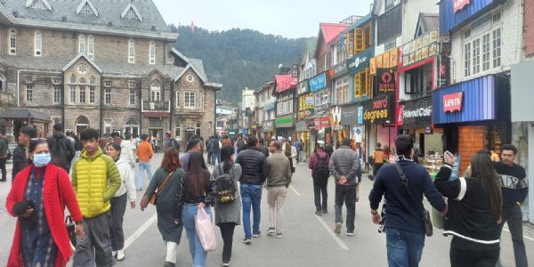 ہماچل کی بلند چوٹیوں پر برف باری، شملہ منالی میں بادلوں نے ڈیرے ڈال لیے