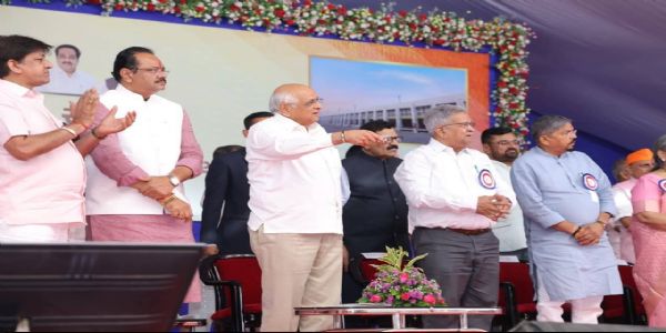 وزیر اعلیٰ نے سورت میں ریاست کے پہلے ایلیویٹیڈ مارکیٹ یارڈ کا افتتاح کیا۔