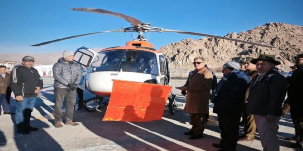 لداخ کے ایل جی نے ہیلی کاپٹر سروس کا افتتاح کیا