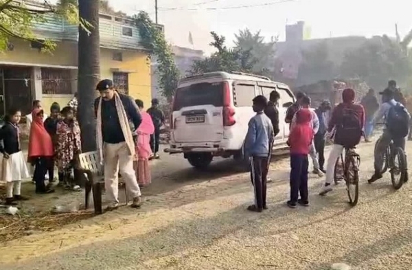 بہار میں چھاپہ ماری کرنے گئی پولیس ٹیم کے جوان کو گاڑی نے کچلا، اسپتال میں موت بہار میں چھاپہ ماری کرنے گئی پولیس ٹیم کے جوان کو گاڑی نے کچلا، اسپتال میں موت