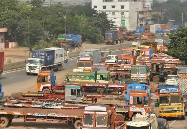 ٹرک مالکان کی ہڑتال چوتھے روز بھی جاری ، حکومت کو روزانہ 100 کروڑ روپے کا نقصان ٹرک مالکان کی ہڑتال چوتھے روز بھی جاری ، حکومت کو روزانہ 100 کروڑ روپے کا نقصان