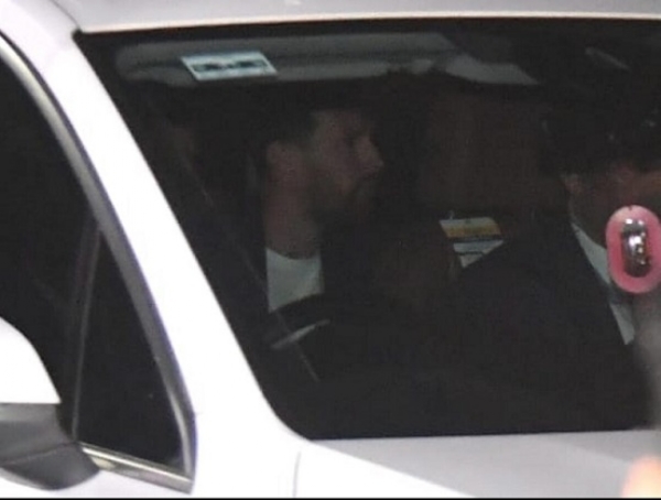 ایئرپورٹ سے باہر نکلتے لیونل میسی ایئرپورٹ سے باہر نکلتے لیونل میسی