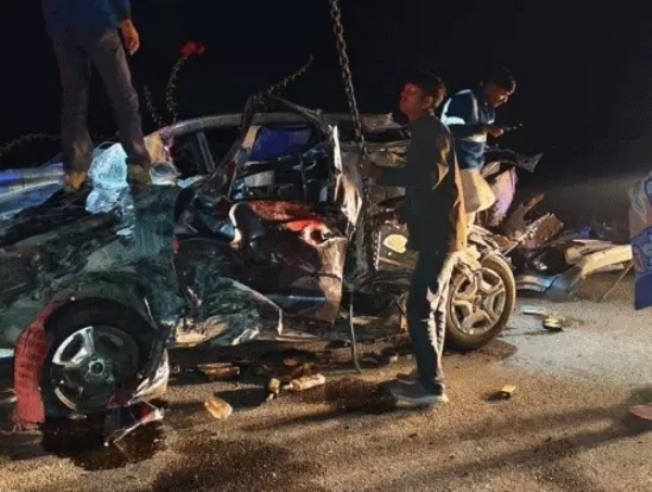 ٹرک کار میں ٹکر، حادثے میں دو افراد ہلاک ٹرک کار میں ٹکر، حادثے میں دو افراد ہلاک