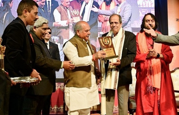 ایم پی پریس کلب کی 33 ویں یوم تاسیس تقریب میں اعزاز دیتے ہوئے اسمبلی اسپیکر نریندر تومر ایم پی پریس کلب کی 33 ویں یوم تاسیس تقریب میں اعزاز دیتے ہوئے اسمبلی اسپیکر نریندر تومر