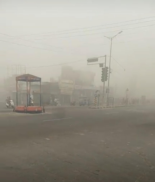 فتح آباد دھند کی زد میں، سڑکوں پر گاڑیاں رینگتی نظر آئیں، ٹرینیں تاخیر کا شکار فتح آباد دھند کی زد میں، سڑکوں پر گاڑیاں رینگتی نظر آئیں، ٹرینیں تاخیر کا شکار