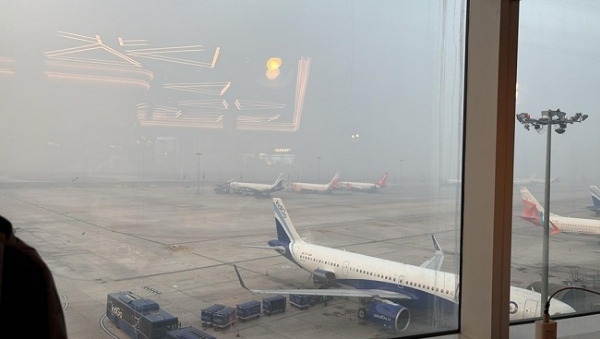 نئی دہلی کے اندرا گاندھی انٹرنیشنل ہوائی اڈے میں اتوار صبح پونے 8 بجے ٹرمینل 1 پر حد نگاہ ٹھیک ٹھاک رہی۔ فوٹو ہندوستھان سماچار مکند نئی دہلی کے اندرا گاندھی انٹرنیشنل ہوائی اڈے میں اتوار صبح پونے 8 بجے ٹرمینل 1 پر حد نگاہ ٹھیک ٹھاک رہی۔ فوٹو ہندوستھان سماچار مکند