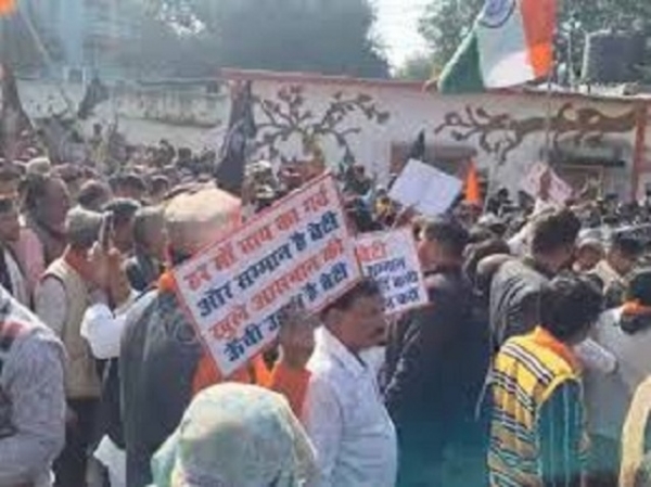 آئی اے ایس سنتوش ورما کے خلاف سڑکوں پر اترا برہمن سماج آئی اے ایس سنتوش ورما کے خلاف سڑکوں پر اترا برہمن سماج