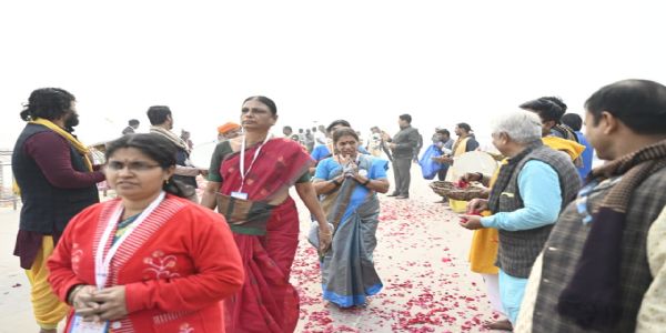 کاشی-تمل سنگمم : تمل ناڈو سے ساتواں گروپ کاشی پہنچا، پھولوں سے استقبال