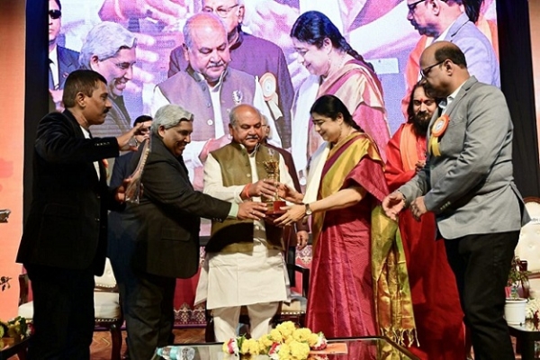 ایم پی پریس کلب کی 33 ویں یوم تاسیس تقریب میں اعزاز دیتے ہوئے اسمبلی اسپیکر نریندر تومر ایم پی پریس کلب کی 33 ویں یوم تاسیس تقریب میں اعزاز دیتے ہوئے اسمبلی اسپیکر نریندر تومر