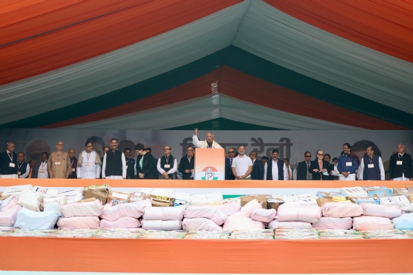 دہلی کے رام لیلا گراونڈ میں کانگریس کی’ووٹ چور گدی چھوڑ‘ میگا ریلی دہلی کے رام لیلا گراونڈ میں کانگریس کی’ووٹ چور گدی چھوڑ‘ میگا ریلی