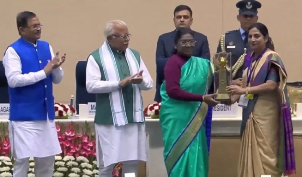 صدر جمہوریہ نے ایم پی کے گنا ضلع کے میانا ریلوے اسٹیشن کو اعزاز سے نوازا صدر جمہوریہ نے ایم پی کے گنا ضلع کے میانا ریلوے اسٹیشن کو اعزاز سے نوازا