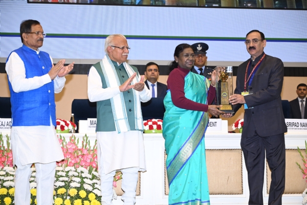 دہلی میٹرو کی اہم کامیابی: ایسٹ ونود نگر میٹرو اسٹیشن کوملا’بیسٹ پرفارمنگ یونٹ ایوارڈ‘ دہلی میٹرو کی اہم کامیابی: ایسٹ ونود نگر میٹرو اسٹیشن کوملا’بیسٹ پرفارمنگ یونٹ ایوارڈ‘