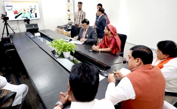 وزیر اعلیٰ ڈاکٹر موہن یادو نے آگر میں اجتماعی شادی پروگرام میں 551 جوڑوں کو وی سی کے ذریعے دیں نیک خواہشات وزیر اعلیٰ ڈاکٹر موہن یادو نے آگر میں اجتماعی شادی پروگرام میں 551 جوڑوں کو وی سی کے ذریعے دیں نیک خواہشات