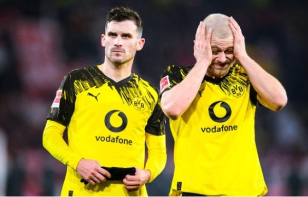 دس کھلاڑیوں کے ساتھ کھیلتے ہوئے بھی شکست سے دوچار ہوئے ڈورٹمنڈ ، فریبرگ کے ساتھ 1-1 سے ڈرا ہوا مقابلہ دس کھلاڑیوں کے ساتھ کھیلتے ہوئے بھی شکست سے دوچار ہوئے ڈورٹمنڈ ، فریبرگ کے ساتھ 1-1 سے ڈرا ہوا مقابلہ