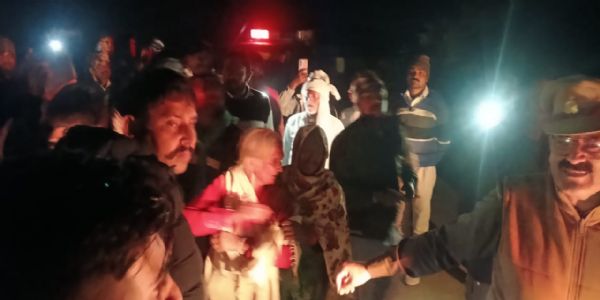 تیز رفتار ویگن آر آٹو رکشہ سے ٹکرائی، ڈرائیور جاں بحق، گاؤں والوں کا ہنگامہ