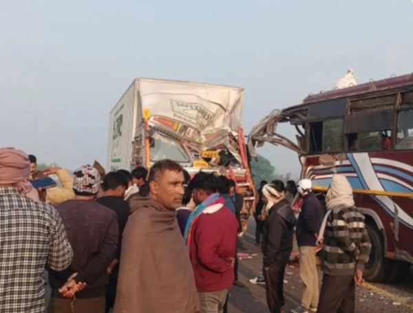 پوروانچل ایکسپریس وے پر تیز رفتار کنٹینر بس سے ٹکرایا، ایک نوجوان کی موت اور چھ دیگر زخمی پوروانچل ایکسپریس وے پر تیز رفتار کنٹینر بس سے ٹکرایا، ایک نوجوان کی موت اور چھ دیگر زخمی