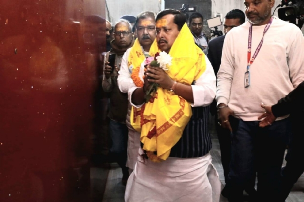 دہلی روانہ ہونے سے قبل بی جے پی کارگزار صدر نتن نوین نے کی مہاویر مندر میں پوجا ارچنا دہلی روانہ ہونے سے قبل بی جے پی کارگزار صدر نتن نوین نے کی مہاویر مندر میں پوجا ارچنا