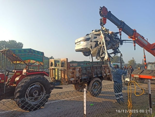 ڈیوائیڈر سے ٹکرائی کار، دو ہلاک ڈیوائیڈر سے ٹکرائی کار، دو ہلاک