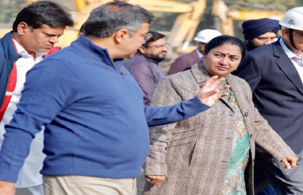 وزیر اعلیٰ ریکھا گپتا نے بارہ پلا بریج فیز 3 کے تعمیراتی کاموں اور سنہری پل ڈرین کی سلٹنگ کا معائنہ کیا وزیر اعلیٰ ریکھا گپتا نے بارہ پلا بریج فیز 3 کے تعمیراتی کاموں اور سنہری پل ڈرین کی سلٹنگ کا معائنہ کیا